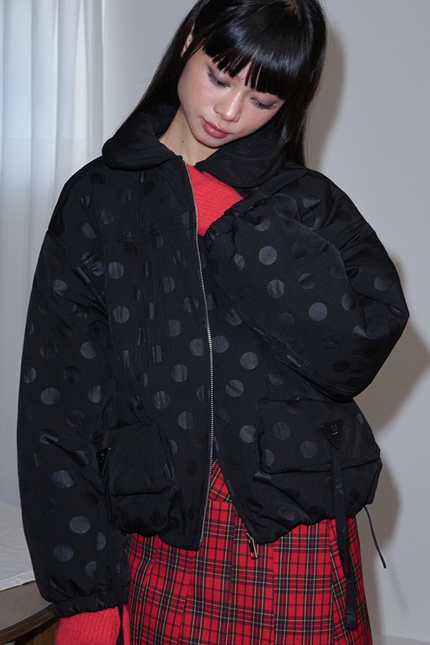 도트 패턴 패딩 재킷_블랙은 겨울철 따뜻함과 스타일을 동시에 연출할 수 있는 아우터입니다. 두꺼운 두께감으로 뛰어난 보온성을 제공하며, 도트 패턴이 캐주얼하고 미니멀한 무드를 더합니다. 출근룩, 데이트룩, 여행룩 등 다양한 TPO에 활용 가능하며, 어떤 스타일에도 쉽게 매치할 수 있습니다. 부드러운 촉감의 긴 소매 디자인으로 편안한 착용감을 선사합니다. 블랙 컬러로 어떤 옷에도 잘 어울려 활용도가 높습니다.
