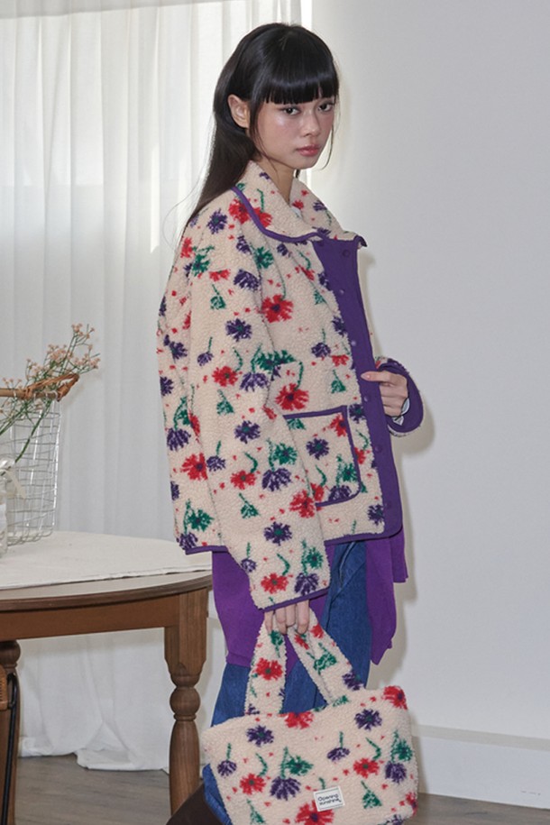 베이지 컬러의 플라워 패턴 플리스 재킷입니다. 포근하고 부드러운 플리스 소재로 제작되어 가을과 겨울철 따뜻하게 입을 수 있습니다. 캐주얼한 스타일로 일상복으로 활용하기 좋으며, 집업 방식으로 편안하게 착용 가능합니다. 두께감이 있어 추운 날씨에도 든든하게 몸을 감싸줍니다. 플라워 패턴이 돋보이는 디자인으로, 미니멀한 룩에 포인트를 더해줍니다.
