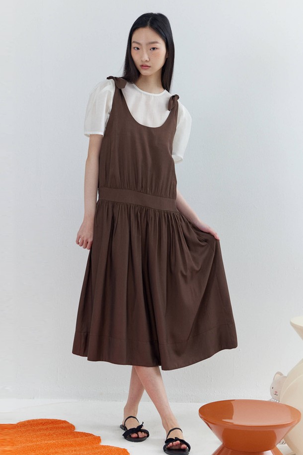 OPENING SUNSHINE - 민소매 원피스 - Ribbon Shoulder Strap Shirring Sleeveless Dress_Brown