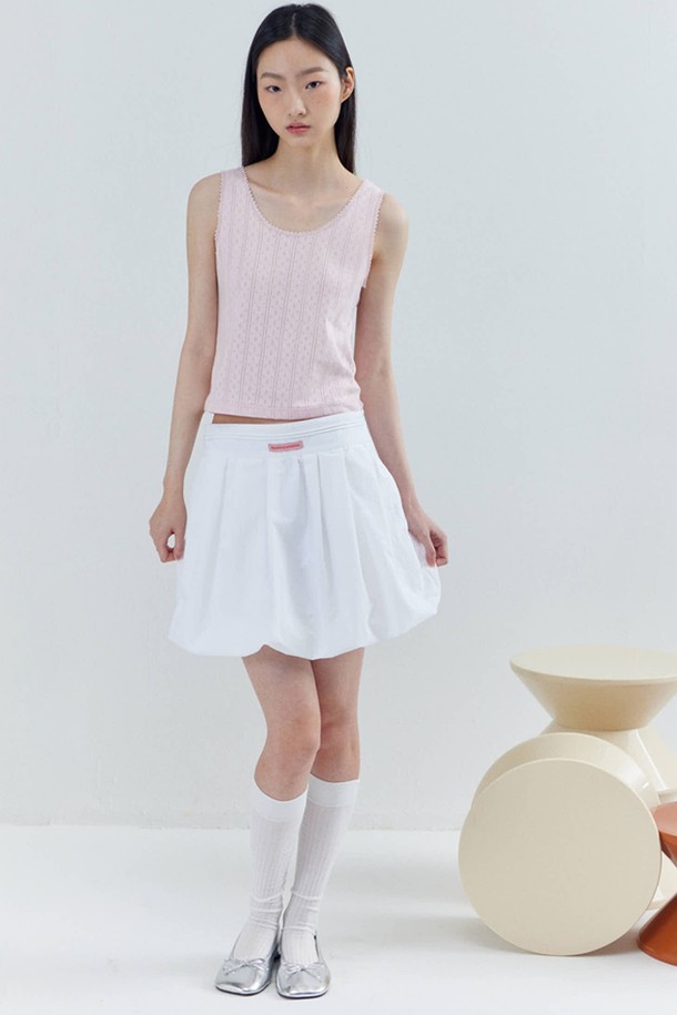 Eyelet Sleeveless Cropped Top_Pink (아이렛 슬리브리스 크롭 탑_핑크)는 페미닌한 무드를 연출하는 여성용 상의입니다. 면 소재로 제작되어 부드러운 촉감을 선사하며, 봄, 여름 계절에 시원하게 착용하기 좋습니다. 라운드넥에 아일렛 디테일이 돋보이며, 민소매와 크롭 기장으로 시원하고 세련된 스타일을 완성합니다. 데이트룩, 카페룩, 여행룩 등 다양한 TPO에 로맨틱하고 미니멀한 스타일을 더해줍니다. 매칭되는 아일렛 가디건과 세트 착용하여 더욱 매력적인 룩을 연출할 수 있습니다.
