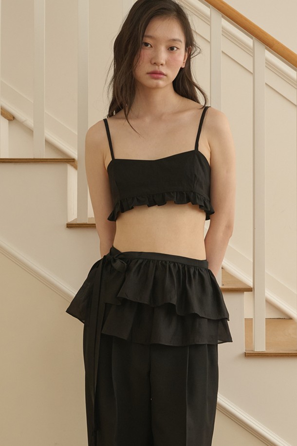 프릴 미니 브라탑_블랙은 페미닌하면서도 시크한 무드를 연출하는 여성 상의입니다. 봄, 여름 시즌에 어울리는 크롭 기장의 슬림핏 민소매 블라우스로, 레이온과 나일론 혼방 소재로 제작되어 부드러운 촉감을 선사합니다. 스퀘어넥 디자인과 프릴 디테일이 여성스러운 포인트를 더하며, 어깨 스트랩과 뒷면 끈 조절을 통해 완벽한 핏을 만들 수 있습니다. 단독 또는 레이어드하여 데이트룩, 카페룩, 휴가룩 등 다양한 스타일을 연출해보세요.
