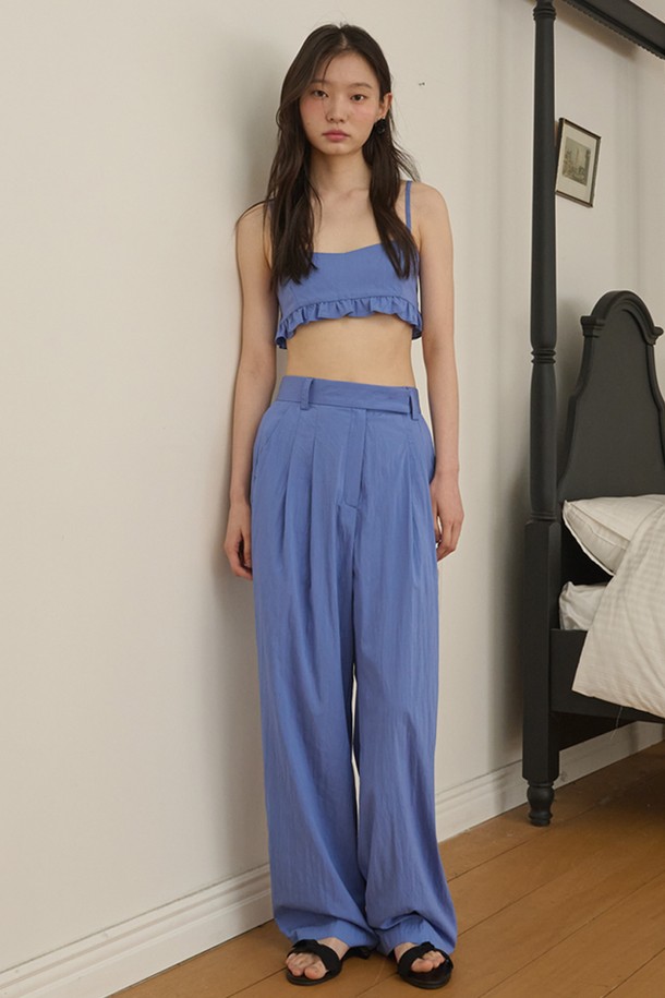 프릴 미니 뷔스티에_빈티지 블루는 페미닌하고 시크한 스타일을 연출하는 여성 의류입니다. 봄, 여름 시즌에 어울리는 얇은 두께감의 민소매 크롭탑으로, 레이온과 나일론 혼방 소재로 제작되었습니다. 빈티지 블루와 블랙 두 가지 색상으로 만나보실 수 있으며, 프릴 디테일이 여성스러운 분위기를 더합니다. 어깨끈과 뒷면 끈 조절이 가능하여 핏을 조절할 수 있으며 단독 또는 티셔츠와 레이어드하여 다양한 스타일을 연출할 수 있습니다. 데이트룩, 카페룩, 휴가룩 등 특별한 날에 시크하고 미니멀하며 로맨틱한 무드를 더해보세요.
