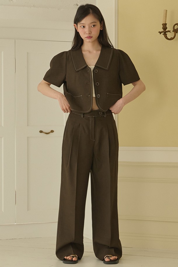 썸머 투턱 와이드 팬츠_브라운은 여름 시즌 시원하게 즐길 수 있는 여성용 와이드 팬츠입니다. 베이직하고 클래식한 무드의 디자인으로, 오피스룩이나 출근룩에 적합합니다. 얇고 부드러운 폴리에스테르 소재로 제작되어 린넨과 유사한 쿨 터치감을 선사하며, 가볍게 착용할 수 있습니다. 투턱 디자인과 메탈 버튼 디테일, 사이드 포켓으로 실용성을 더했으며, 내추럴한 플리츠 디테일이 돋보입니다. 브라운, 네이비, 블랙 세 가지 색상으로 제공됩니다.
