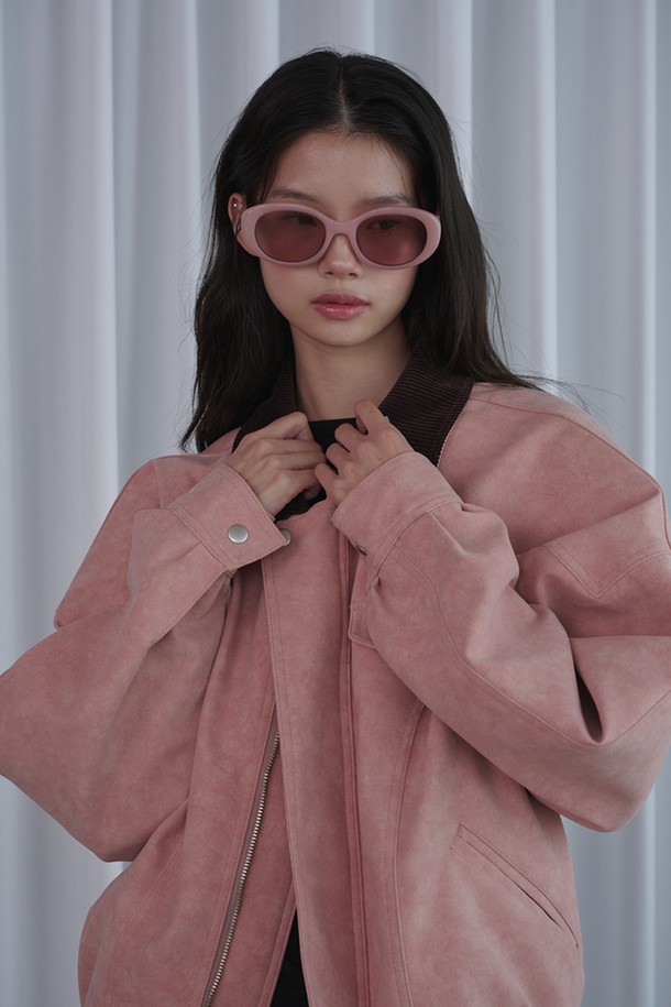 빈티지 무드의 핑크 컬러 봄버 가죽 재킷입니다. 부드러운 촉감의 가죽 소재와 오버핏 크롭 기장으로 캐주얼한 스타일을 연출합니다. 집업 디자인과 긴 소매로 간절기부터 초봄까지 착용하기 좋으며, 데이트룩이나 모임룩에 활용하기 좋습니다. 미니멀, 레트로 무드를 더해 다양한 스타일링을 시도해보세요. 
