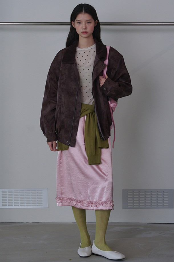 빈티지 봄버 레더 재킷 (초콜릿 브라운)은 가을, 캐주얼 및 레트로 스타일을 위한 여성 아우터입니다. 오버핏, 두꺼운 두께감, 부드러운 촉감의 폴리우레탄/폴리에스터 혼방 소재로 제작되었습니다. 코듀로이 칼라, 앞뒤 절개 라인, 가슴 포켓, 어깨 패드, 밑단 밴딩, 워싱 처리 등 다양한 디테일이 돋보입니다. 일상 및 데이트룩에 잘 어울리며, 집업 방식으로 간편하게 착용할 수 있습니다. 긴 소매 기장의 레귤러 기장으로 편안하게 즐길 수 있습니다.
