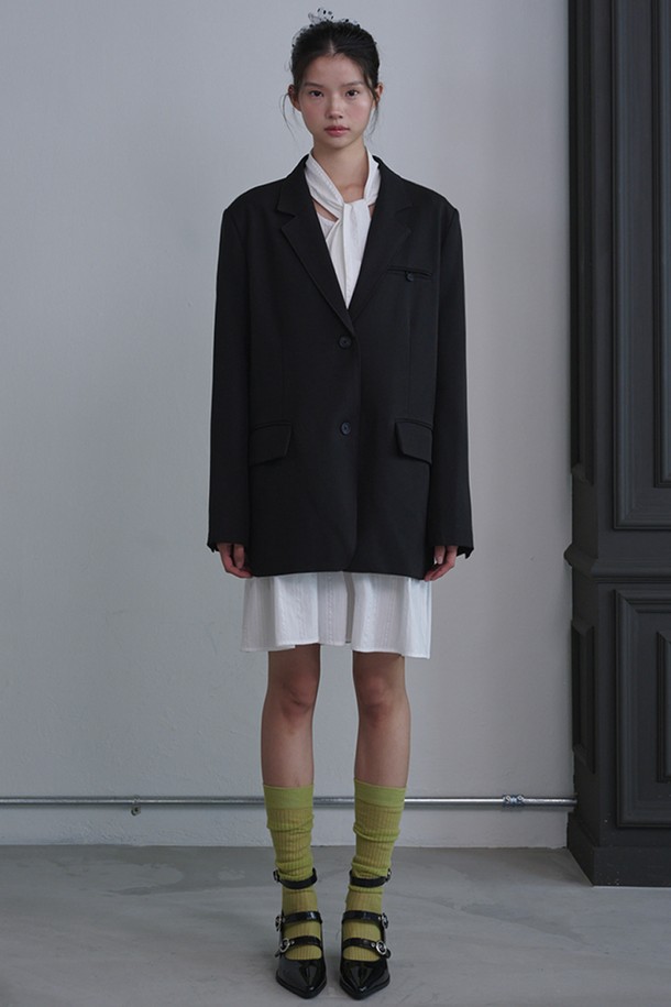 오버핏 백 슬릿 블레이저_블랙은 미니멀한 스타일을 추구하는 여성들을 위한 테일러드 블레이저입니다. 늦가을부터 초겨울까지 착용하기 좋으며, 폴리에스테르와 스판덱스 혼방 소재로 제작되어 편안한 착용감을 제공합니다. 블랙과 브라운 두 가지 색상으로 출시되었으며, 오피스룩, 출근룩, 모임룩 등 다양한 TPO에 활용 가능합니다. 싱글 버튼 여밈 방식에 레귤러 기장으로 세련된 실루엣을 연출하며, 백 슬릿 디테일과 숄더 패드, 웰트 포켓이 특징입니다. 긴 소매 기장과 안감 마감으로 고급스러운 느낌을 더했습니다.
