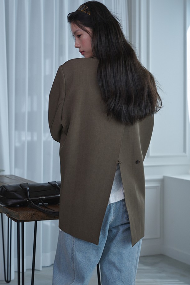 오버핏 백 슬릿 블레이저_브라운은 여성용 아우터로, 간절기와 초겨울에 착용하기 좋습니다. 미니멀한 스타일의 무지 디자인이며, 뻣뻣한 촉감의 폴리에스테르와 스판덱스 혼방 소재로 제작되었습니다. 오버핏 레귤러 기장의 싱글 버튼 블레이저로, 백 슬릿 디테일과 숄더 패드, 왼쪽 가슴 웰트 포켓, 2버튼 디테일, 그리고 주름 방지 가공이 특징입니다. 오피스룩, 출근룩, 모임룩 등 다양한 TPO에 활용 가능하며, 클래식, 미니멀, 시크한 스타일을 연출할 수 있습니다.
