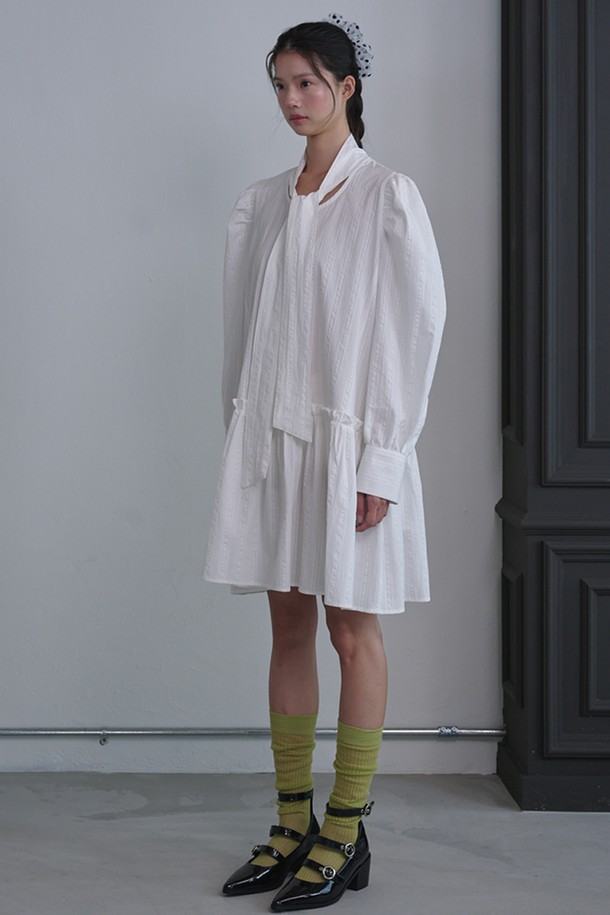 퍼프 슬리브 스카프 미니 드레스_화이트는 우아함과 클래식함을 동시에 선사하는 여성 미니 원피스입니다. 부드러운 면 소재로 제작되어 편안한 착용감을 자랑하며, 봄, 여름 계절에 시원하게 즐길 수 있습니다. 스퀘어넥 디자인과 A라인 핏이 여성스러운 실루엣을 연출하며, 허리 셔링과 스카프, 타이 디테일이 더해져 다양한 스타일링을 연출할 수 있습니다. 긴 소매와 화이트, 블랙 컬러 구성으로 데이트룩, 카페룩, 모임룩 등 TPO에 맞춰 로맨틱하고 미니멀한 스타일을 완성해보세요. 단독 또는 레이어드하여 다채로운 분위기를 연출할 수 있는 매력적인 아이템입니다.
