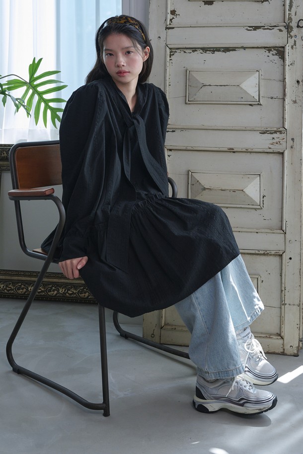 퍼프 슬리브 스카프 미니 드레스_블랙은 스퀘어 넥 라인과 긴 소매, 얇은 두께로 제작되어 봄, 여름, 가을에 착용하기 좋습니다. 블랙과 화이트 색상으로 제공되며, 면 소재 특유의 부드러운 촉감이 특징입니다. 로맨틱하고 우아한 스타일을 연출하며, 스트라이프 패턴이 돋보입니다. 퍼프 소매, 스카프, 허리 러플, 타이 디테일이 더해져 데이트룩, 카페룩, 모임룩 등 다양한 TPO에 맞춰 클래식하고 미니멀하게 스타일링할 수 있습니다. 레귤러핏으로 편안하게 착용 가능하며, 다양한 스타일링이 가능한 매력적인 미니 원피스입니다.
