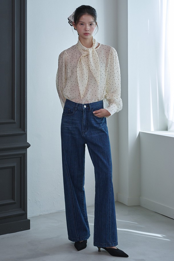 딥블루 컬러의 로우라이즈 스트라이프 데님 팬츠입니다. 부드러운 촉감의 데님 소재로 제작되었으며, 봄, 가을 시즌에 적합합니다. 캐주얼, 미니멀, 클래식 스타일을 모두 소화할 수 있으며, 루즈핏과 자연스러운 워싱이 편안한 착용감을 선사합니다. 데이트룩, 쇼핑룩 등 다양한 TPO에 활용 가능하며, 유니크한 커팅 라인이 돋보이는 디자인입니다. 긴 기장으로, 다리가 길어 보이는 효과를 줍니다.
