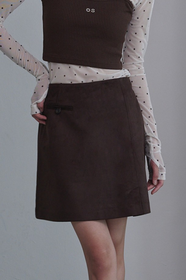 스웨이드 포켓 미니 스커트_다크 브라운은 여성스러운 무드를 연출하는 미니스커트입니다. 가을, 겨울에 어울리는 다크 브라운과 카멜 두 가지 색상으로 출시되었으며, 부드러운 스웨이드 텍스처가 특징입니다. A라인 핏에 3버튼 디자인, 더블 플랩 포켓, 슬릿 디테일이 더해져 클래식하면서도 베이직한 스타일을 완성합니다. 일상, 데이트룩, 카페룩, 겨울 데일리룩 등 다양한 TPO에 활용 가능하며, 미니멀, 시크한 스타일을 즐기는 분들께 추천합니다. 비 또는 눈에 약하니, 착용에 유의해주세요.

