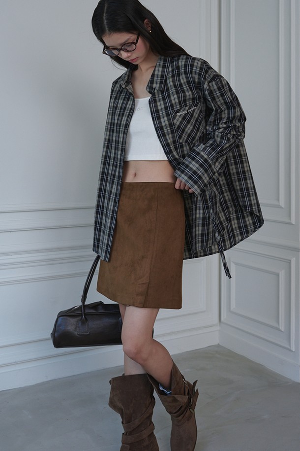 Suede 포켓 미니 스커트_Camel (카멜)은 부드러운 스웨이드 소재로 제작되어 가을과 겨울에 따뜻하게 입을 수 있는 여성용 미니스커트입니다. 베이직하고 클래식한 스타일로, 데이트룩, 겨울 데일리룩, 모임룩 등 다양한 TPO에 활용 가능합니다. A라인 핏에 중간 두께감으로 편안한 착용감을 선사하며, 더블 포켓과 슬릿 디테일, 3버튼 디자인이 특징입니다. 레귤러핏에 안감이 있어 더욱 안정감 있게 착용할 수 있으며, 세트 구성도 가능합니다.
