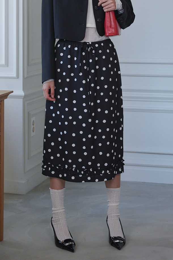 프릴 미디 도트 스커트_블랙은 페미닌하고 로맨틱한 무드를 연출하는 여성용 미디스커트입니다. 블랙, 핑크, 화이트 세 가지 컬러로 출시되었으며, 봄, 여름에 잘 어울리는 얇은 두께의 폴리에스테르 소재로 제작되었습니다. 허리 밴딩과 A라인 핏으로 편안하면서도 자연스러운 실루엣을 선사하며, 밑단 프릴 디테일이 여성스러움을 더합니다. 데이트룩, 카페룩, 봄 소풍룩 등 다양한 TPO에 활용하기 좋으며, 로맨틱, 미니멀, 클래식 스타일을 즐기는 분들께 추천합니다. 부드러운 촉감과 안감 처리로 편안하게 착용할 수 있습니다.

