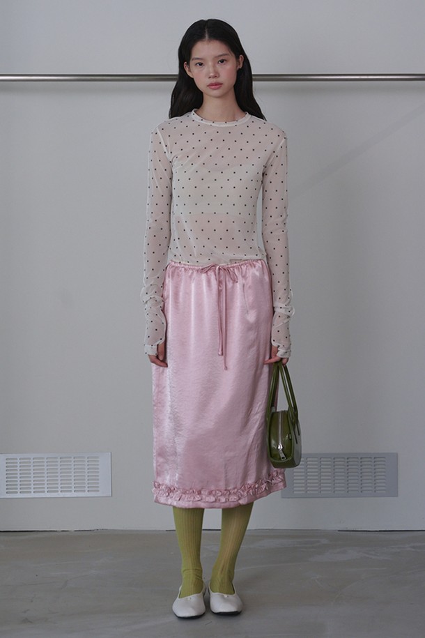 프릴 미디 새틴 스커트_핑크는 여성스러운 무드를 연출하는 미디 길이의 스커트입니다. 얇고 부드러운 폴리에스테르 소재로 제작되어 봄, 여름에 시원하게 착용하기 좋습니다. 허리 스트링으로 사이즈 조절이 가능하며, 실키한 광택감과 자연스러운 드레이핑이 특징입니다. 밑단 프릴 디테일이 더해져 우아하고 페미닌한 스타일을 완성하며, 데이트룩, 카페룩, 쇼핑룩 등 다양한 TPO에 활용하기 좋습니다. 로맨틱, 미니멀, 클래식 스타일을 즐기는 분들께 추천합니다.
