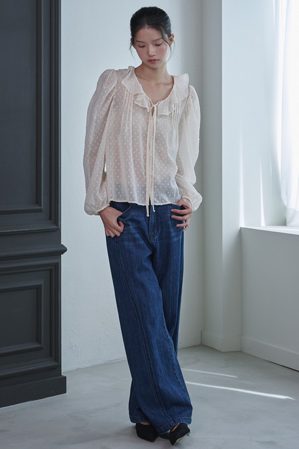 **러플 시스루 도트 블라우스_아이보리**는 페미닌하고 우아한 무드를 연출하는 여성 블라우스입니다. 부드러운 폴리에스테르 소재로 제작되어 봄, 여름, 가을 계절에 착용하기 좋으며, 얇은 두께감으로 시원하게 입을 수 있습니다. 라운드 넥과 긴 소매, 레귤러 핏으로 디자인되었으며, 러플 넥 라인과 스트링 디테일이 여성스러운 포인트를 더합니다. 중앙 버튼 여밈과 시스루 소재, 도트 패턴이 특징이며, 데이트룩, 카페룩, 모임룩 등 다양한 TPO에 클래식, 로맨틱, 미니멀 스타일로 연출하기 좋습니다.
