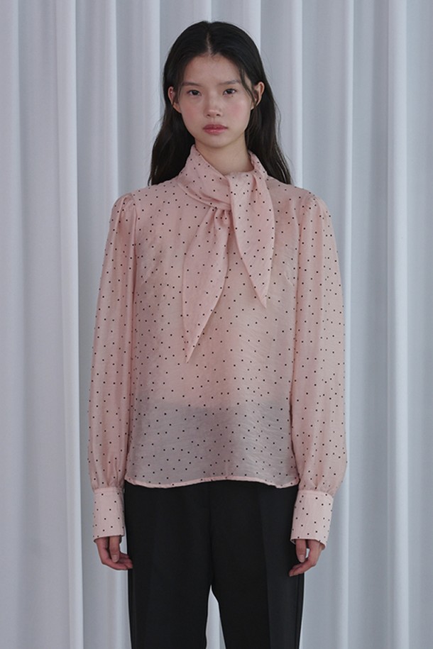 도트 스카프 블라우스_핑크는 여성스러운 무드를 연출하는 상의입니다. 부드러운 폴리에스테르 소재로 제작되어 봄, 여름 시즌에 시원하게 착용할 수 있습니다. 얇은 두께감과 레귤러 핏으로 편안함을 선사하며, 라운드넥과 긴 소매, 스카프 디테일이 특징입니다. 도트 패턴과 핑크 컬러가 페미닌한 스타일을 완성하며, 데이트룩, 모임룩, 소개팅룩 등 다양한 TPO에 로맨틱, 클래식, 미니멀한 스타일로 연출하기 좋습니다.
