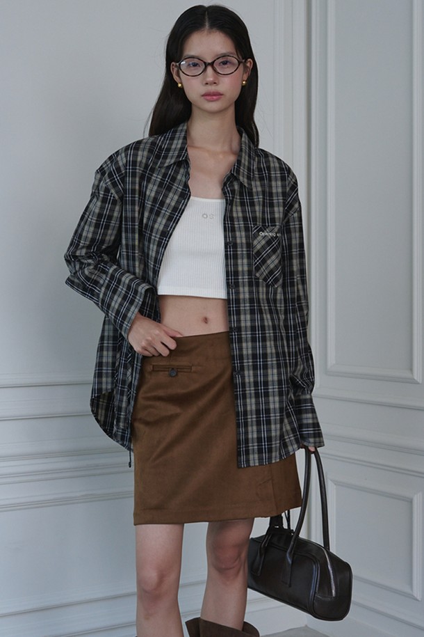 리본 디테일 오버핏 코튼 셔츠_체크 블랙은 클래식과 캐주얼 무드를 넘나드는 여성 셔츠입니다. 봄, 가을에 적합하며, 데이트룩, 오피스룩, 출근룩 등 다양한 TPO에 활용할 수 있습니다. 

세미 오버핏 실루엣에 긴소매, 칼라넥 디자인이 특징이며, 가슴 포켓과 리본 소매 디테일이 여성스러운 포인트를 더합니다. 면 소재로 제작되어 편안한 착용감을 선사하며, 블랙, 화이트, 블루 3가지 색상의 체크 패턴으로 출시되었습니다. 

클래식, 캐주얼,  미니멀 스타일을 즐겨 입는 분들께 추천합니다. 브랜드 로고 자수 디테일이 디자인의 완성도를 높여줍니다.
