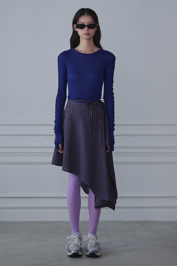 시스루 울 저지 티셔츠_블루는 가을, 겨울 시즌 여성 의류입니다. 부드러운 촉감의 울과 레이온 혼방 소재로 제작되었으며, 슬림핏 라운드넥 디자인입니다. 얇은 두께의 긴소매 티셔츠로, 손가락 홀과 백 심라인, 소매 심라인 디테일이 특징입니다. 다양한 스타일 연출이 가능하며, 단독 또는 레이어드하여 데이트룩, 카페룩, 겨울 데일리룩 등 다채로운 TPO에 활용할 수 있습니다. 미니멀, 클래식, 시크 스타일을 즐기는 분들께 추천합니다.
