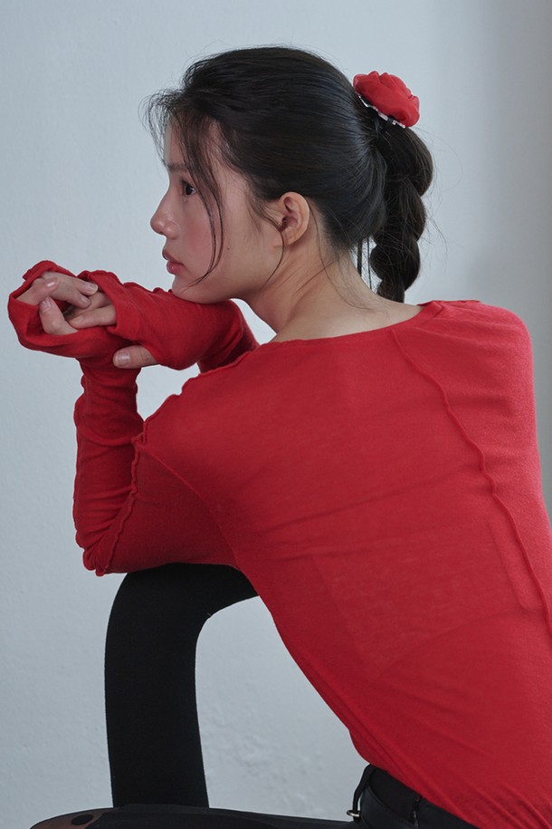 시스루 울 저지 티셔츠_레드입니다. 부드러운 촉감의 울, 텍스타일 혼방 소재로 제작되어 가을, 겨울에 따뜻하게 착용할 수 있습니다. 슬림핏 라운드넥 디자인에 긴 소매, 손가락 구멍 디테일이 더해져 베이직하면서도 세련된 무드를 연출합니다. 얇은 두께감의 시스루 소재로 단독 또는 레이어드하여 다양한 스타일을 연출할 수 있으며, 립 디테일로 포인트를 더했습니다. 겨울 데일리룩에 미니멀, 클래식, 캐주얼 스타일을 더해보세요.
