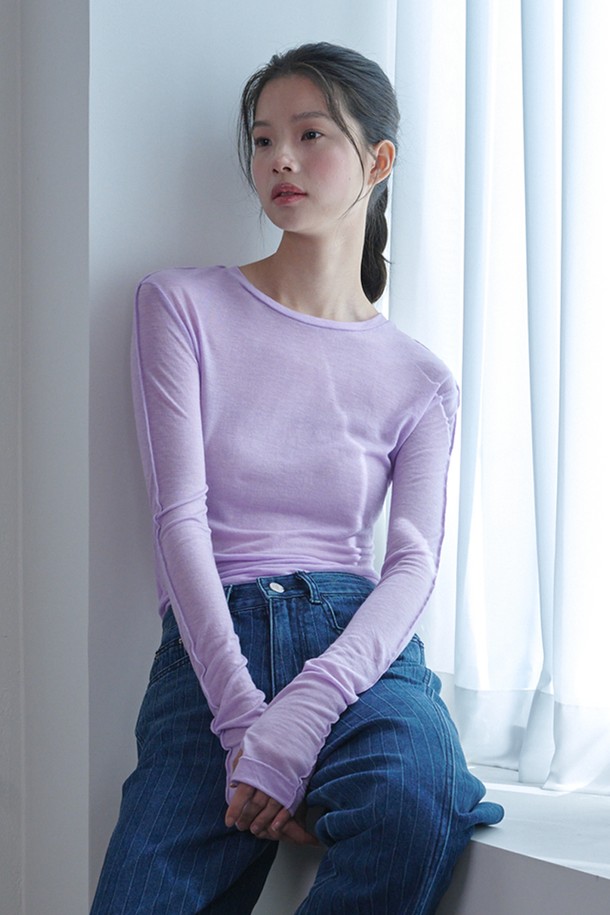 라벤더 색상의 See-Through 울 저지 티셔츠입니다. 부드러운 촉감의 울과 텍스타일 혼방 소재로 제작되어 가을, 겨울철 보온성을 제공합니다. 슬림핏 라운드넥 긴소매 디자인으로, 베이직하면서도 미니멀, 클래식, 캐주얼 스타일을 연출하기 좋습니다. 백 슬릿, 소매 슬릿, 립 디테일, 핑거홀 디테일과 신축성으로 활동성을 더했습니다. 겨울 데일리룩과 출근룩에 활용하기 좋은 아이템입니다.

