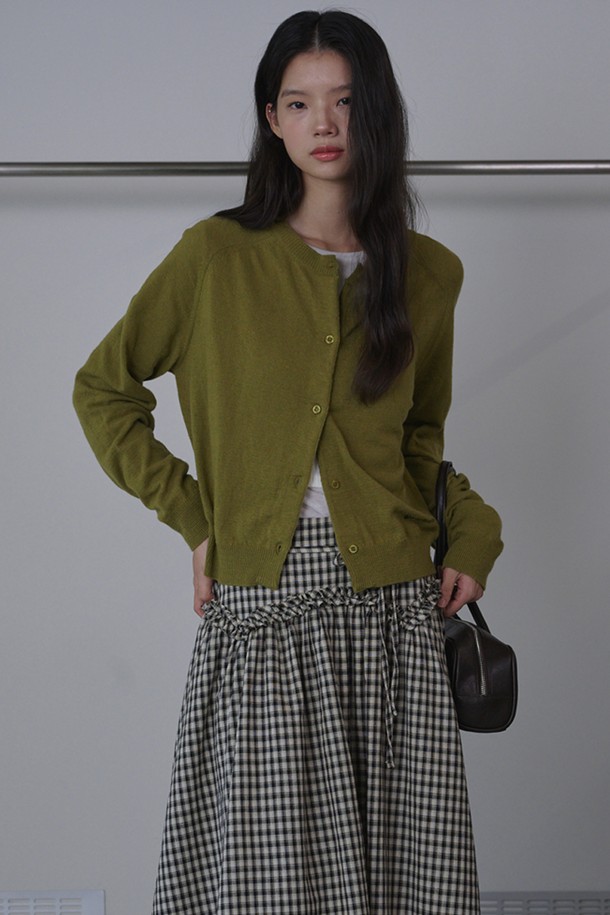 올리브 컬러의 라운드 넥 메리노 울 가디건입니다. 부드러운 촉감의 메리노 울 소재로 제작되어 봄, 가을에 따뜻하고 편안하게 착용하기 좋습니다. 레귤러 핏에 긴 소매 기장으로, 베이직하면서도 클래식한 스타일을 연출합니다. 출근룩, 오피스룩, 모임룩 등 다양한 TPO에 활용할 수 있으며, 버튼 여밈 디테일로 포인트를 더했습니다. 미니멀하고 세련된 디자인으로 어떤 옷에도 잘 어울려 데일리 아이템으로 활용하기 좋습니다.
