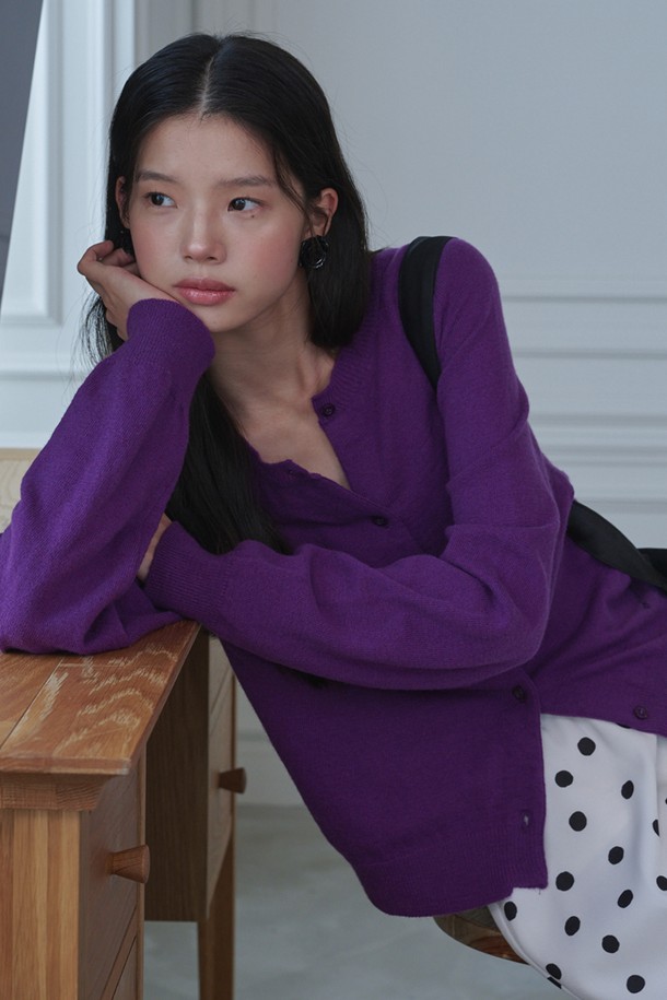 라운드 넥 메리노 울 가디건_퍼플은 부드러운 촉감과 두꺼운 두께감으로 가을, 겨울철 따뜻하게 착용하기 좋은 여성용 가디건입니다. 라운드 넥 디자인과 레귤러 핏으로 베이직하면서도 클래식한 스타일을 연출하며, 버튼 여밈 방식으로 편안하게 입고 벗을 수 있습니다. 메리노 울 소재 특유의 고급스러운 분위기를 자아내며, 무지 디자인으로 다양한 룩에 매치하기 용이합니다. 출근룩과 모임룩 모두 소화 가능한 활용도 높은 아이템으로, 미니멀, 캐주얼 스타일을 즐겨 입는 분들께 추천합니다.
