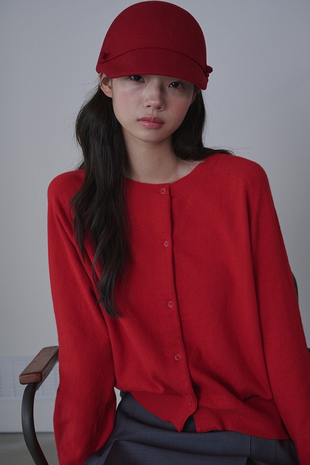 **라운드 넥 메리노 울 가디건_레드**는 부드러운 촉감의 메리노 울 소재로 제작되어 가을과 겨울에 따뜻하게 착용하기 좋은 여성용 가디건입니다. 베이직하고 미니멀한 디자인으로 출근룩, 모임룩 등 다양한 TPO에 활용 가능하며, 레귤러핏과 라운드 넥, 긴 소매 기장이 특징입니다. 얇은 두께감으로 간절기에도 부담 없이 즐길 수 있으며, 무지 디자인과 버튼 여밈 디테일로 클래식, 미니멀, 캐주얼 스타일을 연출하기 좋습니다. 크롭 기장으로 세련된 실루엣을 완성합니다.
