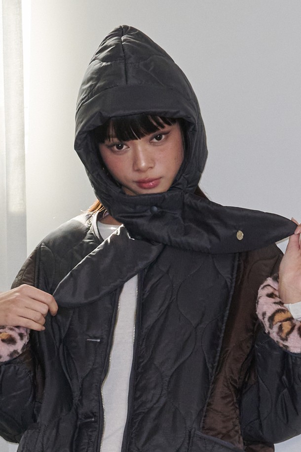 차콜 퀼티드 패딩 바라클라바는 겨울철 추위를 막아주는 보온성을 갖춘 모자입니다. 나일론과 폴리에스테르 소재로 제작되어 두꺼운 두께감과 패딩 촉감을 제공합니다. 퀼팅 처리된 디자인은 캐주얼, 미니멀, 클래식 스타일을 모두 아우르며, 어떤 옷차림에도 잘 어울립니다. 차콜 및 브라운 두 가지 색상으로 출시되어 취향에 맞게 선택할 수 있습니다. 일상생활에서 스타일리시하게 겨울을 즐길 수 있는 필수 아이템입니다.
