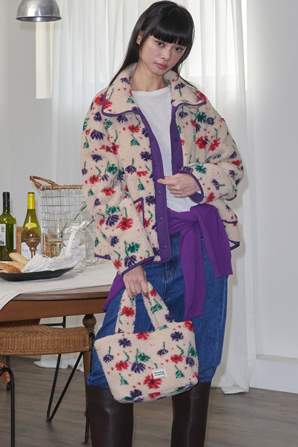 플라워 시어링 토트백_베이지는 부드러운 시어링 소재와 여성스러운 플라워 패턴이 돋보이는 토트백입니다. 베이지 컬러로 은은하고 따뜻한 분위기를 자아내며, 클래식, 로맨틱, 걸리시 스타일을 즐겨 입는 여성분들께 잘 어울립니다. 데이트룩, 모임룩, 소개팅룩 등 다양한 TPO에 매치하여 세련된 스타일을 연출할 수 있습니다. 시어링 소재 특유의 고급스러운 질감은 포근함과 동시에 우아한 매력을 더합니다. 플라워 패턴이 사랑스러운 포인트를 더해 여성스러운 분위기를 강조합니다.
