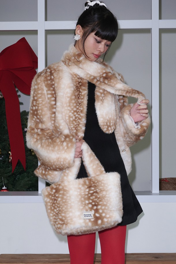 부드러운 퍼(Fur) 소재로 포근함을 더한 Soft Fur 토트백_밤비 베이지입니다. 여성스러운 데이트룩, 모임룩, 연말 모임룩에 포인트를 더할 수 있는 아이템입니다. 클래식, 캐주얼, 로맨틱 스타일 모두 소화 가능하며, 부드러운 촉감과 애니멀 패턴이 특징입니다. ONE SIZE 사이즈로 제작되었으며, 가을, 겨울 시즌에 따뜻하게 연출할 수 있습니다. 페이크퍼(Fake Fur) 소재로 제작되어 트렌디한 감각을 더했습니다.
