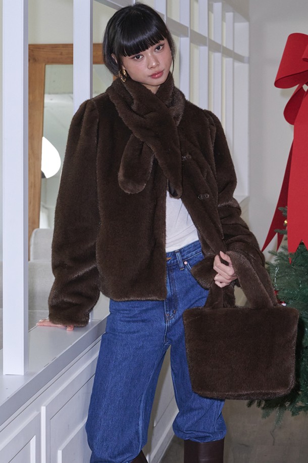 부드러운 퍼(Fur) 소재와 브라운 컬러가 돋보이는 소프트 퍼 토트백입니다. 여성 의류에 어울리는 디자인으로, 클래식, 미니멀, 로맨틱 스타일을 즐겨 입는 분들께 추천합니다. 데이트룩, 모임룩, 연말 모임룩 등 다양한 TPO에 활용하기 좋습니다. 사각형 모양에 퍼(Fur) 디자인 장식이 더해져 포근하고 세련된 느낌을 선사합니다. 부드러운 촉감의 토트백으로 편안하게 스타일을 완성해보세요.
