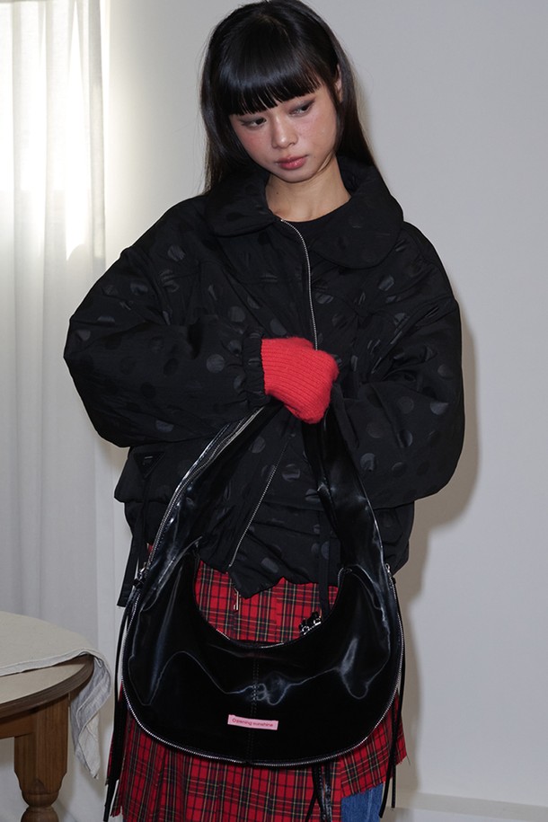 블랙 컬러의 지퍼 디테일 샤이닝 숄더백입니다. 폴리우레탄과 폴리에스터 소재로 제작되어 은은한 광택이 돋보이며, 시크하고 미니멀한 스타일을 연출합니다. 오피스룩, 출근룩, 모임룩 등 다양한 TPO에 활용하기 좋으며, 지퍼형 잠금 방식으로 내용물을 안전하게 보관할 수 있습니다. ONE SIZE로 출시되어 누구나 편안하게 착용 가능하며, 클래식한 디자인으로 유행을 타지 않고 오래도록 사용할 수 있습니다.
