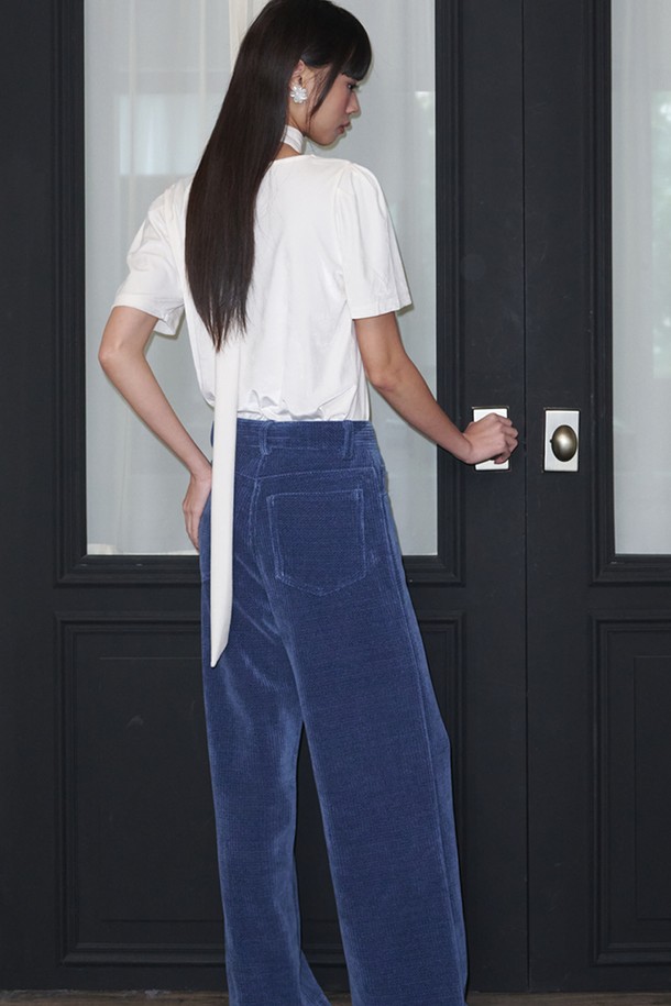 벨보티 Corduroy Wide Pants_데님 블루는 부드러운 촉감의 벨벳, 코듀로이, 데님 소재가 혼합된 와이드 팬츠입니다. 가을, 겨울 시즌에 어울리는 두꺼운 두께감과 루즈핏으로 편안한 착용감을 선사합니다. 데님 블루 컬러의 무지 디자인으로 캐주얼, 클래식, 미니멀 스타일을 모두 소화할 수 있습니다. 데이트룩, 모임룩, 출근룩 등 다양한 TPO에 활용 가능하며, 어떤 상의와도 매치하기 용이합니다. 폭넓은 스타일 소화력으로 당신의 겨울 스타일링에 포인트를 더해보세요.
