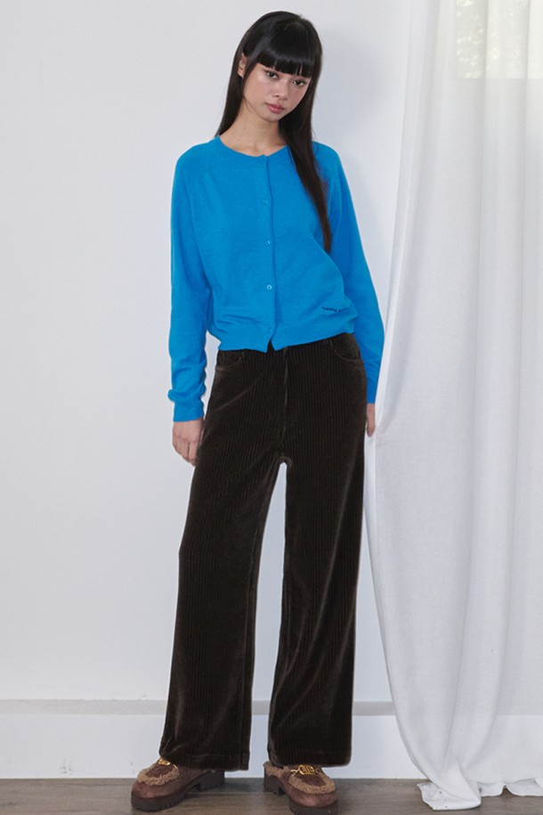 벨벳틴 코듀로이 와이드 팬츠_브라운은 가을과 겨울에 따뜻하게 입을 수 있는 공용 와이드 팬츠입니다. 부드러운 촉감의 코듀로이 소재로 제작되어 편안한 착용감을 선사하며, 루즈핏 디자인으로 캐주얼하고 베이직한 스타일을 연출합니다. 톤 다운된 브라운 컬러와 무지 패턴으로 다양한 상의와 매치하기 용이합니다. 두꺼운 두께감으로 보온성을 높였으며, 미니멀하고 클래식한 스타일을 선호하는 분들께 추천합니다.
