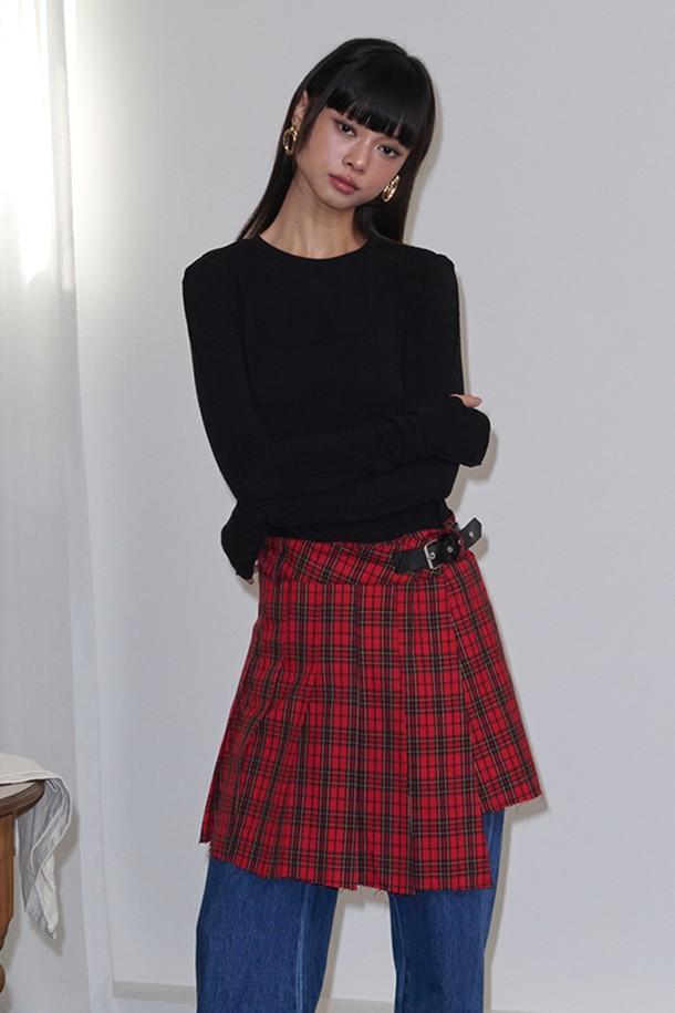 버클 플리츠 체크 랩 미니 스커트_레드는 캐주얼한 무드의 여성용 미니스커트입니다. 봄, 가을에 어울리는 얇은 두께의 폴리에스테르 소재로 제작되었으며, 부드러운 촉감이 특징입니다. 랩 스타일의 디자인과 플리츠 디테일, 체크 패턴이 돋보이며 버클 장식으로 포인트를 더했습니다. 데이트룩, 모임룩, 캐주얼, 클래식, 걸리시 스타일 모두 소화 가능한 활용도 높은 아이템입니다. 레귤러핏으로 편안하게 착용할 수 있습니다.
