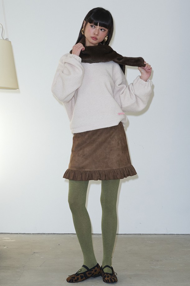 부드러운 스웨이드 소재의 여성용 "스웨이드 프릴 미니 스커트_브라운"입니다. 가을과 겨울에 어울리는 캐주얼 스타일의 미니스커트로, 프릴 디테일이 여성스러운 분위기를 더합니다. 데이트룩, 캐주얼, 클래식, 미니멀한 스타일 연출에 적합하며, 따뜻하고 포근한 느낌을 선사합니다. 무지 디자인으로 어떤 상의와도 쉽게 매치하여 다양한 스타일을 연출할 수 있습니다. 브라운 컬러는 계절에 어울리는 차분하고 세련된 느낌을 줍니다.
