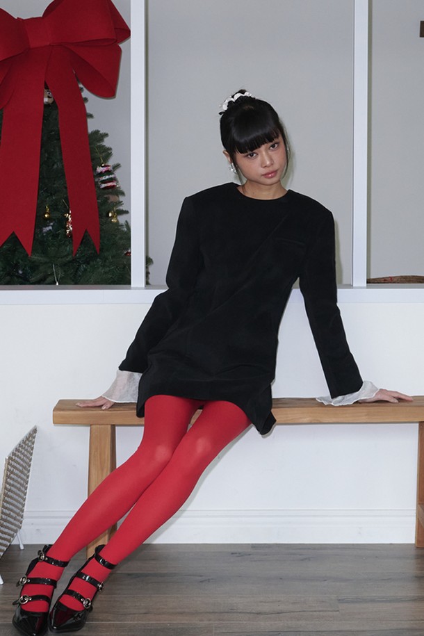 블랙 레이스 트리밍 벨벳 베스트는 가을과 겨울, 당신의 엘레강스한 스타일을 완성해 줄 아이템입니다. 부드러운 촉감의 벨벳 소재에 섬세한 레이스 트리밍 디테일이 더해져 고급스러운 분위기를 자아냅니다. 슬림핏 H라인으로, 모임룩, 연말 모임룩, 데이트룩 등 특별한 날을 위한 완벽한 선택입니다. 브이넥 디자인과 민소매 기장으로 클래식, 미니멀, 시크한 스타일을 연출해보세요. 두꺼운 두께감으로 따뜻함까지 더했습니다.
