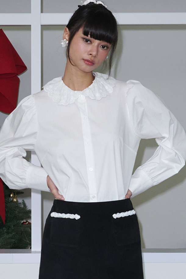 레이스 카라 퍼프 블라우스_화이트는 로맨틱한 무드를 연출하는 여성 블라우스입니다. 화이트 컬러의 레이스 소재가 돋보이며, 데이트룩, 소개팅룩, 모임룩에 적합합니다. 퍼프 소매 디테일이 사랑스러운 분위기를 더하며, 클래식, 걸리시 스타일을 즐기는 분들께 추천합니다. 특히 카라 디자인이 페미닌한 느낌을 강조하여 여성스러운 매력을 극대화합니다.
