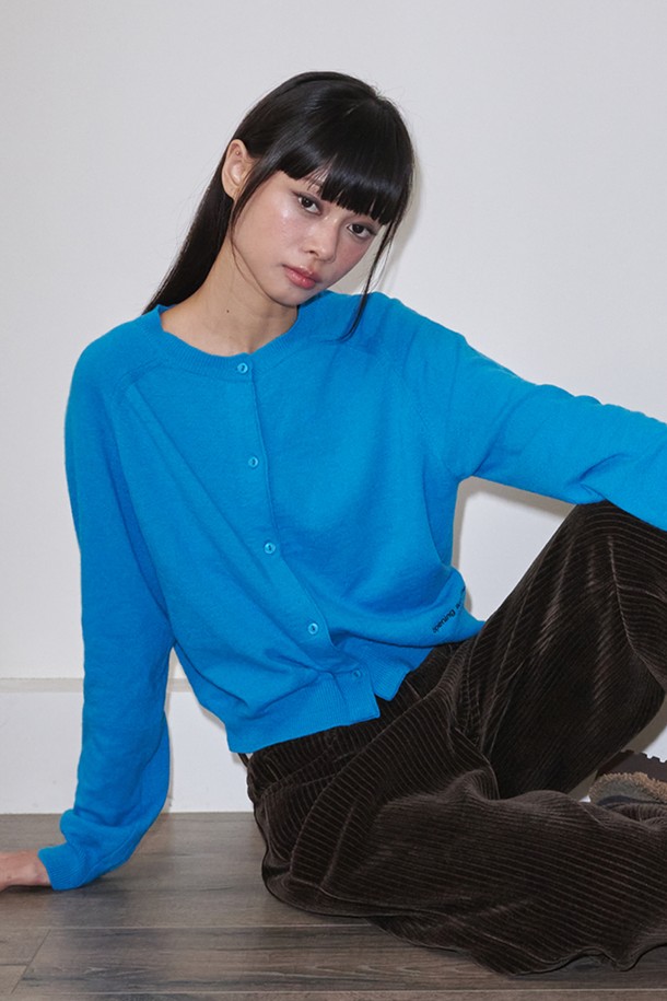 라운드 넥 메리노 울 가디건_블루는 부드러운 촉감의 울 소재로 제작되어 가을과 겨울에 따뜻하게 입을 수 있는 제품입니다. 라운드 넥 디자인과 무지 패턴으로 캐주얼하고 베이직한 스타일을 연출합니다. 긴 소매 기장으로 포근함을 더하며, 일상복으로 활용하기 좋습니다. 미니멀한 스타일을 선호하는 분들께 추천하는 가디건입니다. 블루 컬러로 어떤 코디에도 잘 어울립니다.
