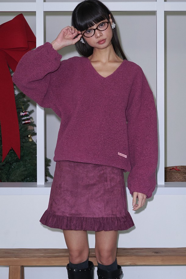 바이올렛 색상의 브이넥 부클 울 100% 루즈핏 티셔츠입니다. 부드러운 촉감의 두꺼운 부클 울 소재로 제작되어 가을, 겨울 시즌에 따뜻하게 착용하기 좋습니다. 캐주얼, 클래식, 미니멀 스타일을 모두 소화하며, 모임룩으로도 활용 가능한 디자인입니다. 넉넉한 루즈핏으로 편안한 착용감을 선사하며, 무지 패턴으로 다양한 하의와 쉽게 매치할 수 있습니다. 긴 소매 기장과 브이넥 디자인이 세련된 분위기를 더합니다.
