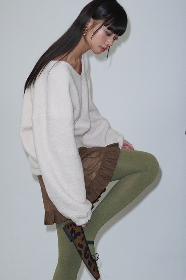 아이보리 컬러의 브이넥 부클 울 100% 루즈핏 티셔츠입니다. 가을, 겨울 시즌에 어울리는 두꺼운 두께감과 부드러운 촉감의 부클레 원단으로 제작되었습니다. 캐주얼, 클래식, 미니멀 스타일을 모두 아우르며, 출근룩과 모임룩으로 활용하기 좋습니다. 넉넉한 루즈핏과 긴소매 디자인으로 편안한 착용감을 선사합니다.
