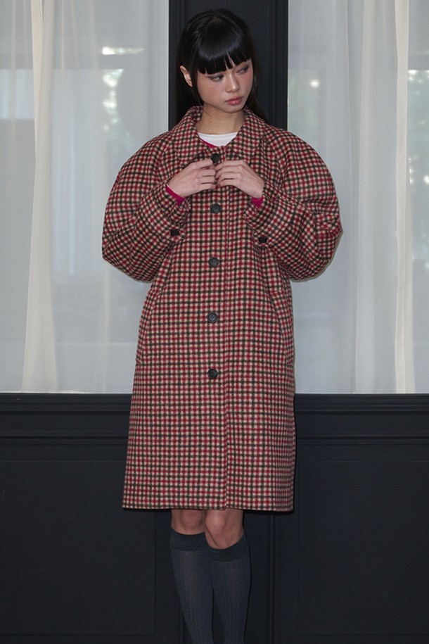 체크 패턴 래글런 싱글 롱 코트_레드는 캐주얼과 클래식 스타일을 모두 아우르는 아우터입니다. 가을과 겨울, 두 계절에 걸쳐 활용 가능하며, 래글런 디자인과 싱글 버튼 여밈으로 편안하면서도 세련된 핏을 연출합니다. 롱 기장의 레드 컬러 체크 코트는 데이트룩, 출근룩, 모임룩 등 다양한 TPO에 매치하여 개성 있는 스타일을 완성할 수 있습니다. 두꺼운 두께감으로 따뜻함을 더하며, 미니멀한 스타일을 선호하는 분들께도 추천합니다.
