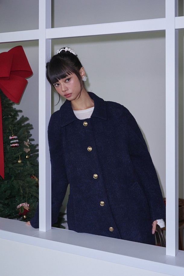 네이비 컬러의 Boucle(부클) 래글런 싱글 울 롱 코트는 여성 고객을 위한 클래식하고 미니멀한 디자인의 코트입니다. 부드러운 촉감의 두꺼운 울 소재로 제작되어 가을, 겨울 시즌에 따뜻하게 착용할 수 있습니다. 래글런 소매 디테일이 돋보이며, 싱글 버튼 여밈 방식과 롱 기장으로 세련된 실루엣을 연출합니다. 출근룩, 오피스룩, 모임룩 등 다양한 TPO에 활용 가능하며, 시크한 스타일을 완성합니다.
