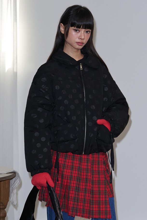 도트 패턴 패딩 재킷_블랙은 겨울철 따뜻함과 스타일을 동시에 연출할 수 있는 아우터입니다. 두꺼운 두께감으로 뛰어난 보온성을 제공하며, 도트 패턴이 캐주얼하고 미니멀한 무드를 더합니다. 출근룩, 데이트룩, 여행룩 등 다양한 TPO에 활용 가능하며, 어떤 스타일에도 쉽게 매치할 수 있습니다. 부드러운 촉감의 긴 소매 디자인으로 편안한 착용감을 선사합니다. 블랙 컬러로 어떤 옷에도 잘 어울려 활용도가 높습니다.
