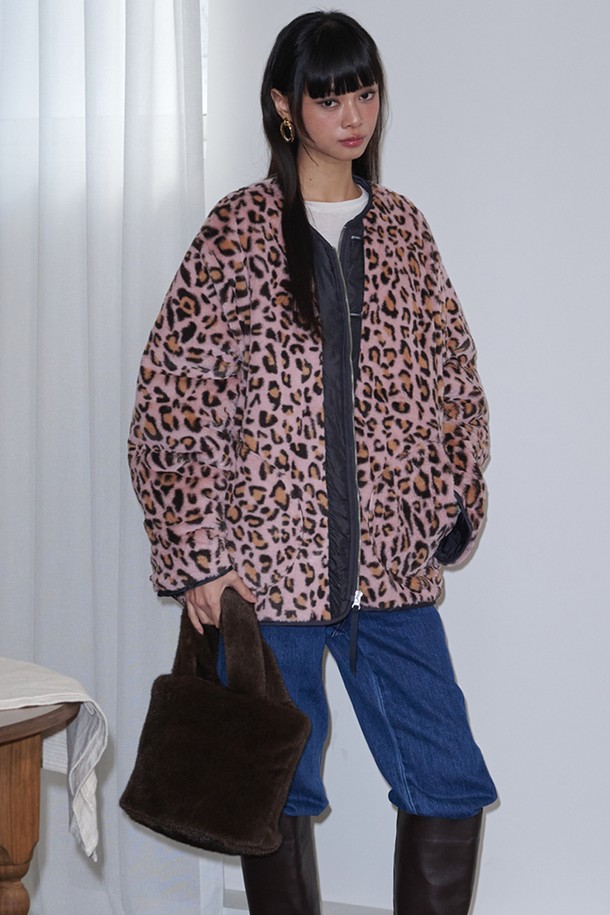 차콜과 핑크 컬러 배색이 돋보이는 레오파드(leopard) 패턴의 리버시블 퀼팅 퍼 재킷입니다. 여성 의류로, 캐주얼하고 미니멀한 스타일을 연출하기 좋습니다. 안감까지 퍼 소재로 제작되어 부드러운 촉감과 뛰어난 보온성을 제공하며, 가을과 겨울에 따뜻하게 착용할 수 있습니다. 두꺼운 두께감에 집업 스타일로 간편하게 여밀 수 있으며, 레귤러 핏과 긴 소매 기장으로 편안한 착용감을 선사합니다. 
