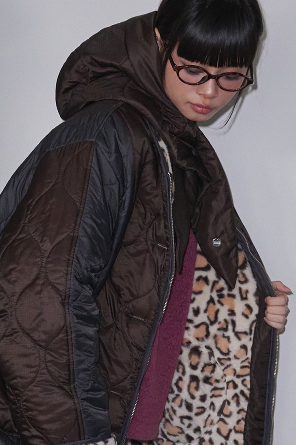 레오파드 리버서블 퀼티드 퍼 재킷_브라운+크림은 겨울철 데이트룩을 위한 따뜻하고 스타일리시한 아우터입니다. 브라운과 크림, 차콜, 핑크 4가지 컬러로 출시되어 다양한 스타일 연출이 가능하며, 안감은 부드러운 촉감의 폴리에스테르와 나일론 소재로 제작되었습니다. 두꺼운 두께감과 퀼팅 디테일로 보온성을 높였으며, 리버시블 디자인으로 두 가지 스타일을 즐길 수 있습니다. 캐주얼, 클래식, 레트로 무드를 모두 아우르는 매력적인 퍼 재킷입니다.
