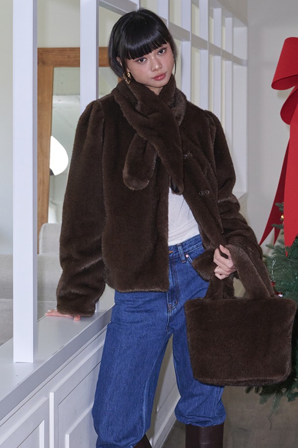 부드러운 퍼 소재의 '소프트 퍼 재킷+머플러_브라운'은 겨울철 우아하고 클래식한 스타일을 완성해 줄 퍼 코트입니다. 오픈 스타일의 레귤러핏으로 제작되었으며, 톤 다운된 브라운 컬러와 무지 디자인이 고급스러운 분위기를 자아냅니다. 머플러 세트 구성으로 보온성을 높였으며, 부드러운 촉감과 두꺼운 두께감으로 포근하게 착용할 수 있습니다. 모임룩, 데이트룩, 연말 모임룩 등 다양한 TPO에 활용 가능하며, 클래식, 미니멀, 시크 스타일을 연출하기 좋습니다. 긴 소매 기장의 레귤러 기장으로 어떤 옷에도 잘 어울립니다.
