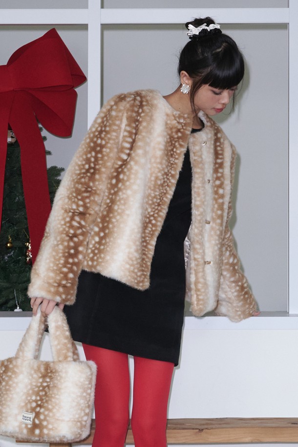 부드러운 촉감의 Soft Fur 재킷+머플러_밤비 베이지입니다. 포근한 겨울을 위한 필수 아이템으로, 베이지와 브라운 컬러로 구성되어 다양한 스타일에 매치하기 좋습니다. 밍크와 폴리에스터 소재로 제작되어 부드러우면서도 따뜻한 착용감을 선사합니다. 베이직한 디자인에 머플러 세트 구성으로 실용성을 더했습니다. 레귤러핏으로 편안하게 착용 가능하며, 긴 소매 기장으로 따뜻함을 더했습니다.
