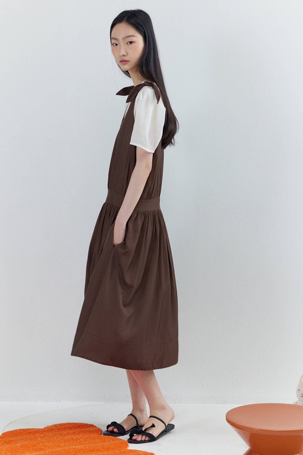 OPENING SUNSHINE - 민소매 원피스 - Ribbon Shoulder Strap Shirring Sleeveless Dress_Brown