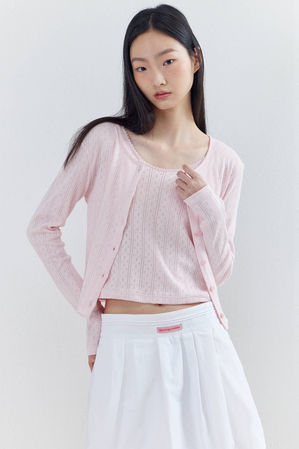 Eyelet Sleeveless Cropped Top_Pink (아이렛 슬리브리스 크롭 탑_핑크)는 페미닌한 무드를 연출하는 여성용 상의입니다. 면 소재로 제작되어 부드러운 촉감을 선사하며, 봄, 여름 계절에 시원하게 착용하기 좋습니다. 라운드넥에 아일렛 디테일이 돋보이며, 민소매와 크롭 기장으로 시원하고 세련된 스타일을 완성합니다. 데이트룩, 카페룩, 여행룩 등 다양한 TPO에 로맨틱하고 미니멀한 스타일을 더해줍니다. 매칭되는 아일렛 가디건과 세트 착용하여 더욱 매력적인 룩을 연출할 수 있습니다.
